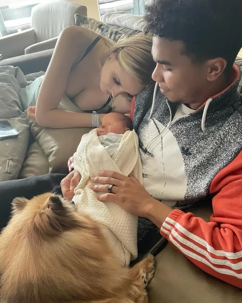 Hija Loreto Valverde y pareja con su bebe y su perrito