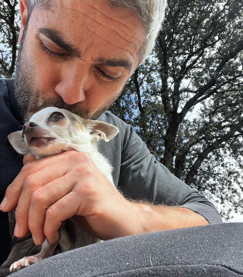 Roberto Real posa con Pepa, su perro, en redes sociales