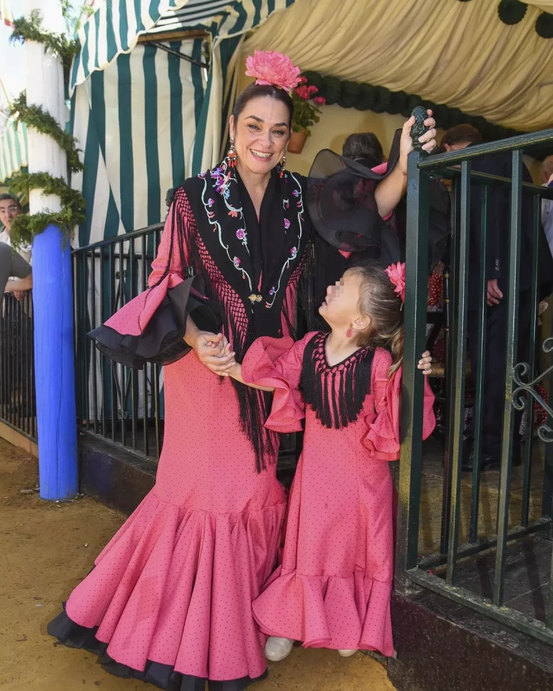 Toñi Moreno y su hija en Feria de Abril
