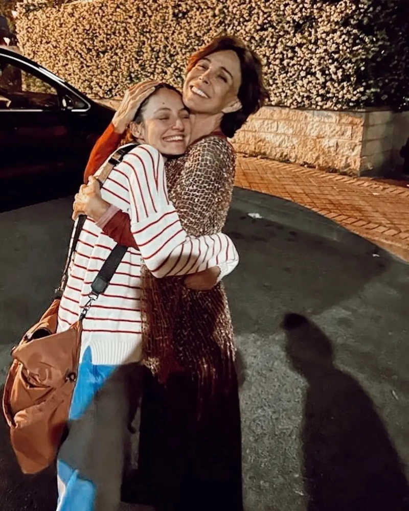 Andrea Molina abraza a  su madre Lidia Bosch