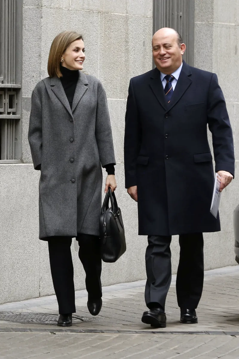 La reina Letizia acompañada por su secretario, José Manuel Zuleta