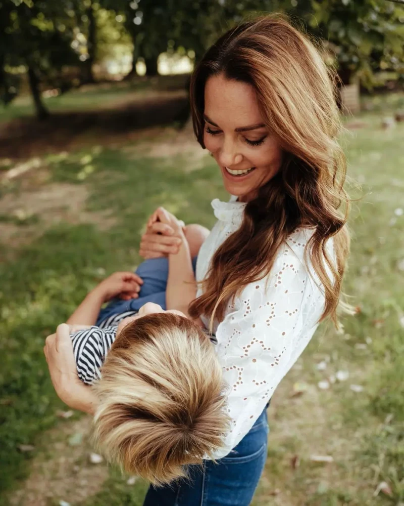 Kate Middleton jugando con su hijo Louis