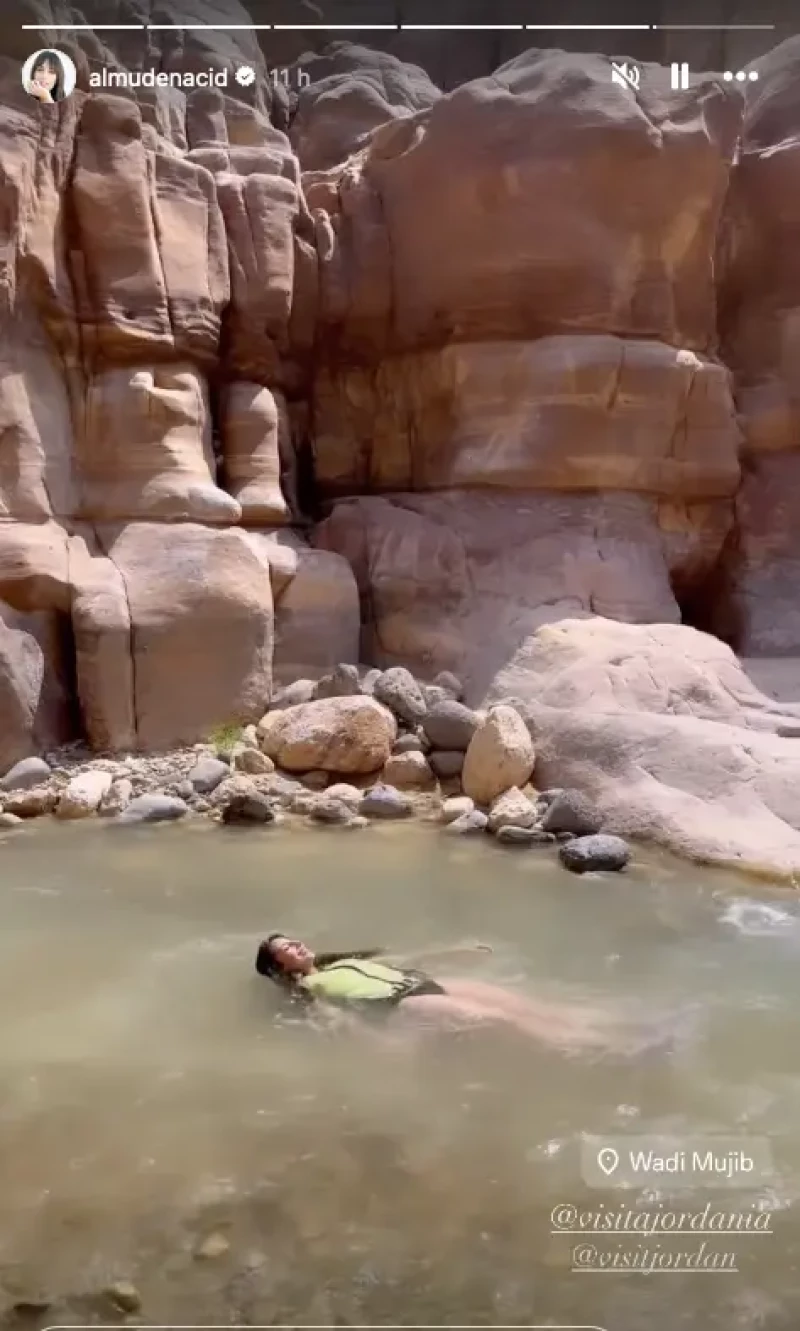 Almudena Cid flotando en WAdi Mujib