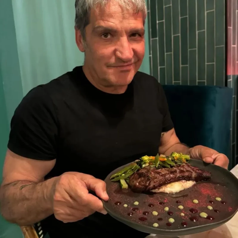 Gustavo González posa con un plato de comida.