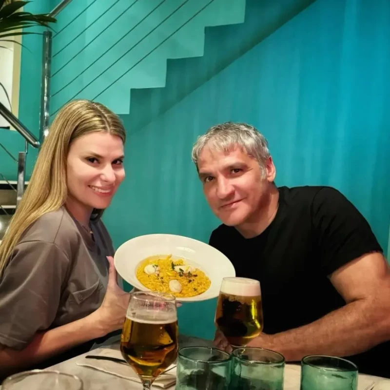 Gustavo Gonzalez y María Lapiedra sujetan un plato de arroz.