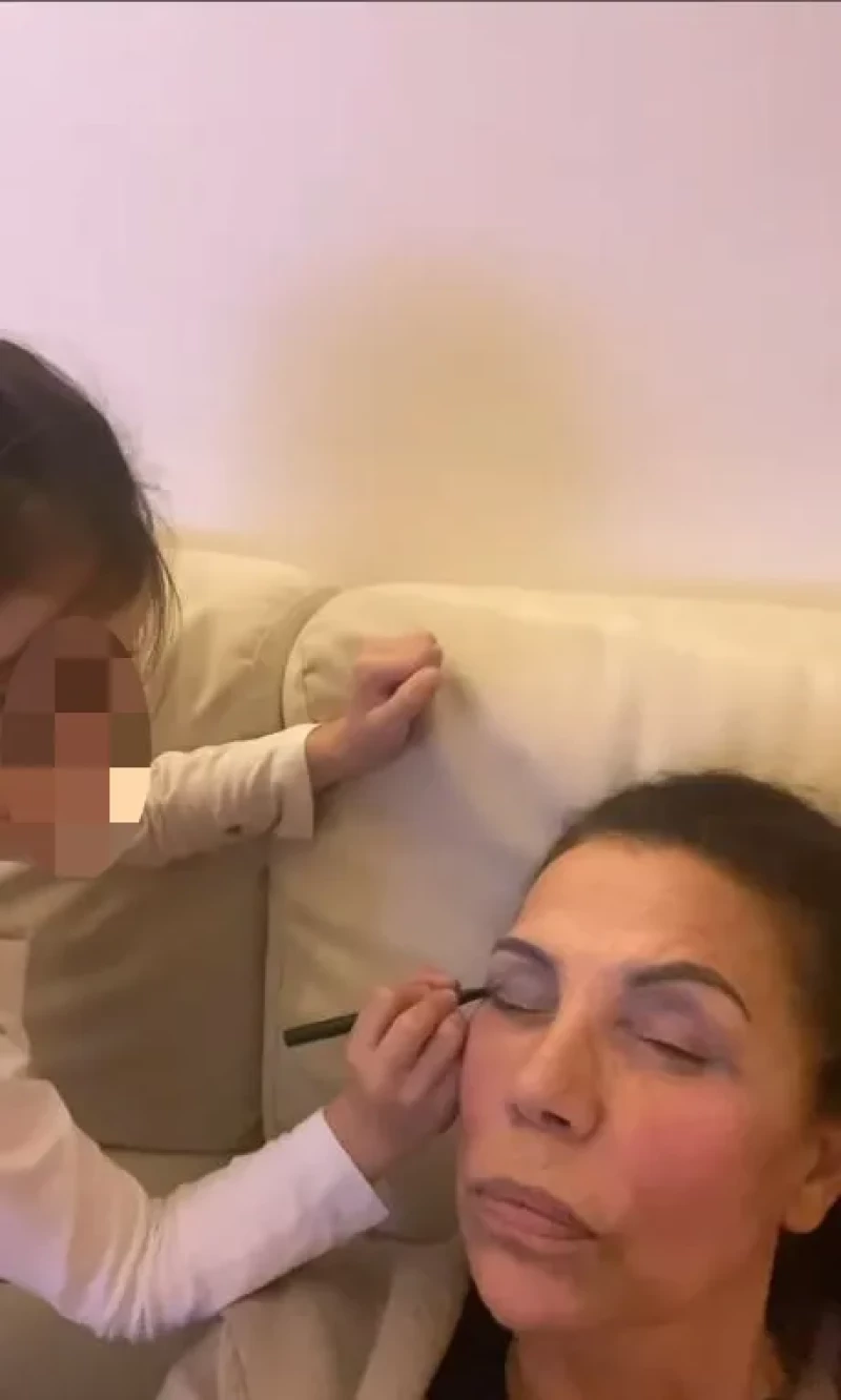 Toñi Salazar, maquillada por su nieta.