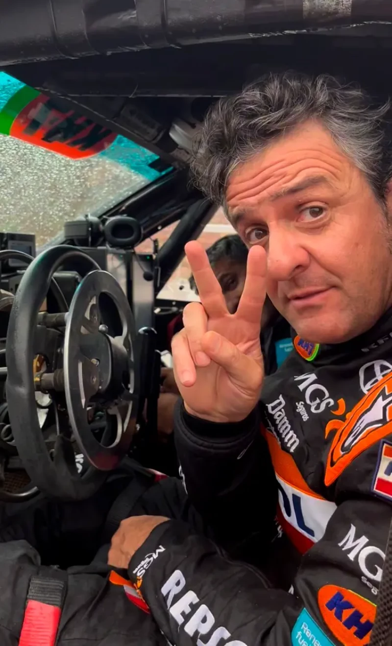 El piloto Isidre Esteve participa en el Rally Dakar con un coche adaptado a su problema de diversidad funcional.