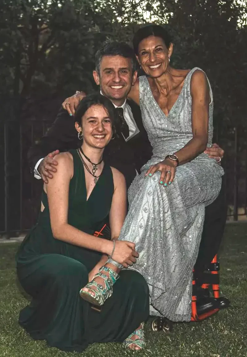 Isidre Esteve posa junto a su mujer y a su hija.