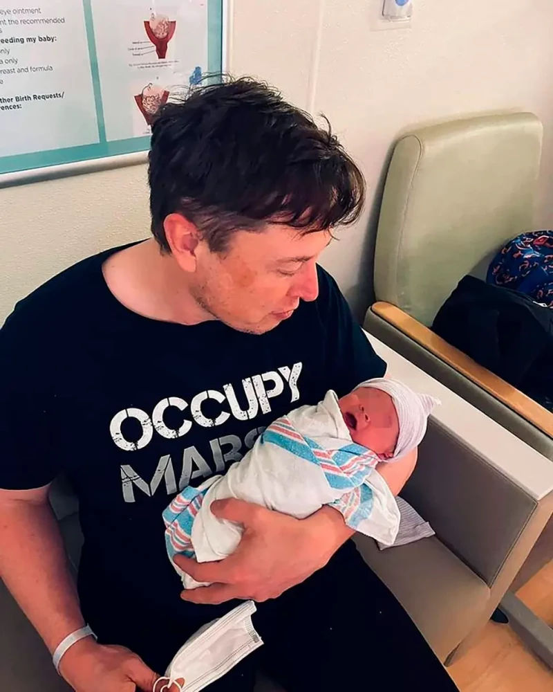Elon Musk con uno de sus bebés en brazos