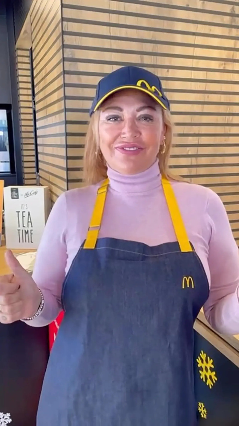 Belén Esteban trabaja en un burger