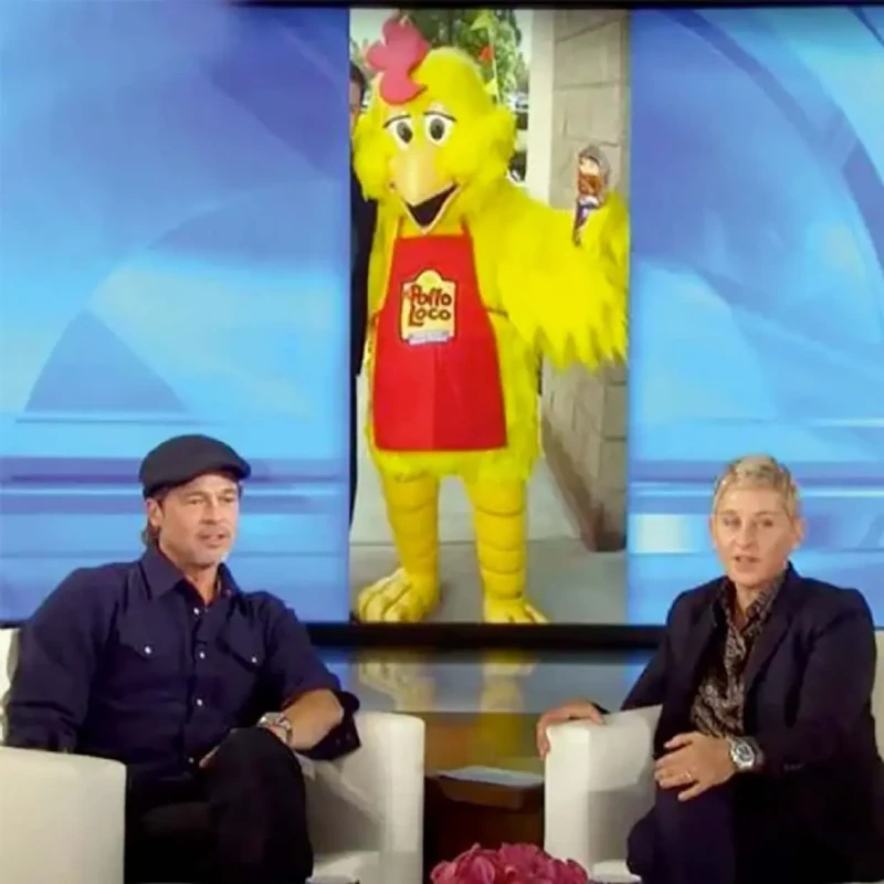Brad Pitt con Ellen DeGeneres y un disfraz de pollo