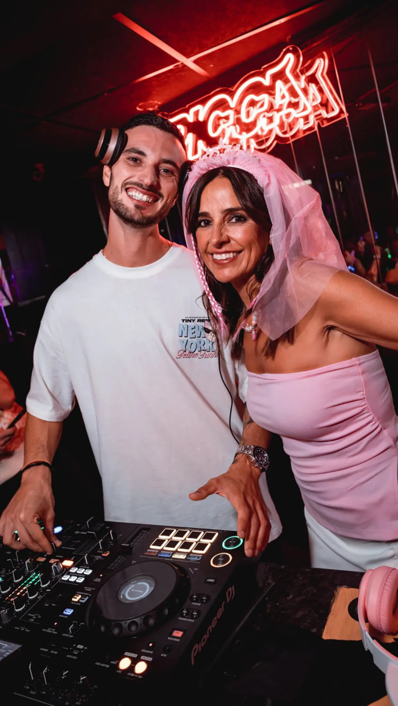 Carmen Alcayde con su novio dj