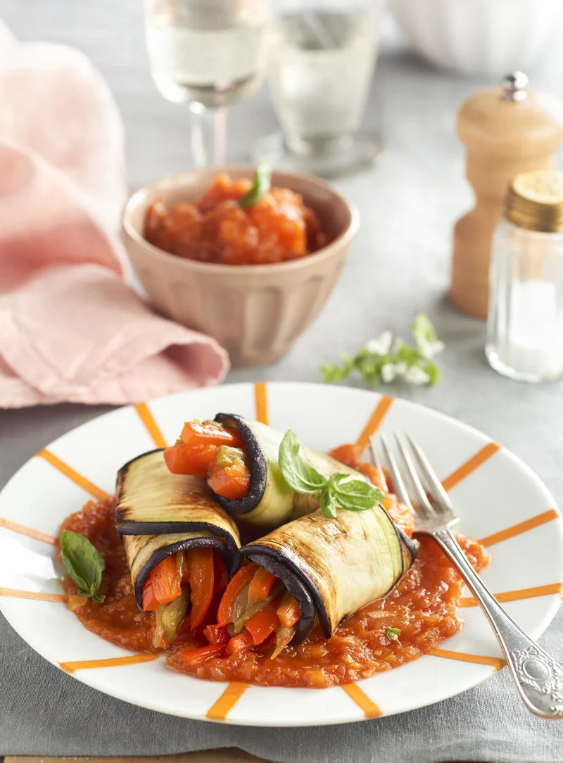 Rollitos de berenjena y pimientos con salsa de tomate