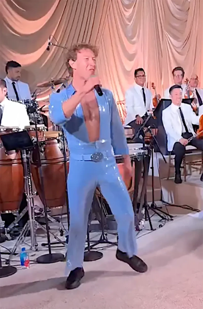 Mark Zuckerberg cantando disfrazado durante el cumpleaños de su mujer