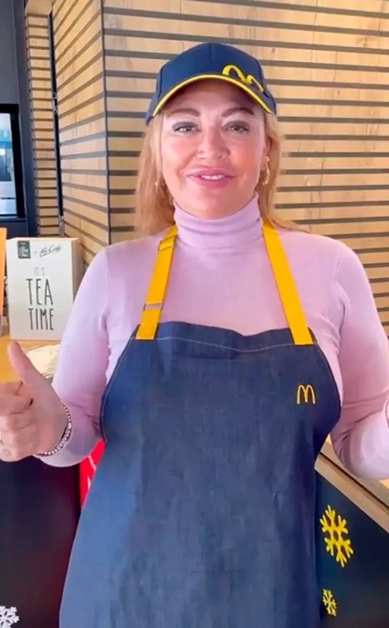 Belén Esteban en un mcdonalds