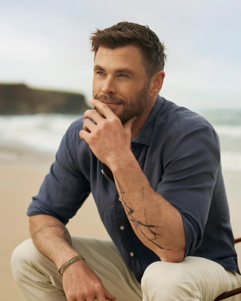 Chris Hemsworth posando para la marca de ropa Emidio Tucci