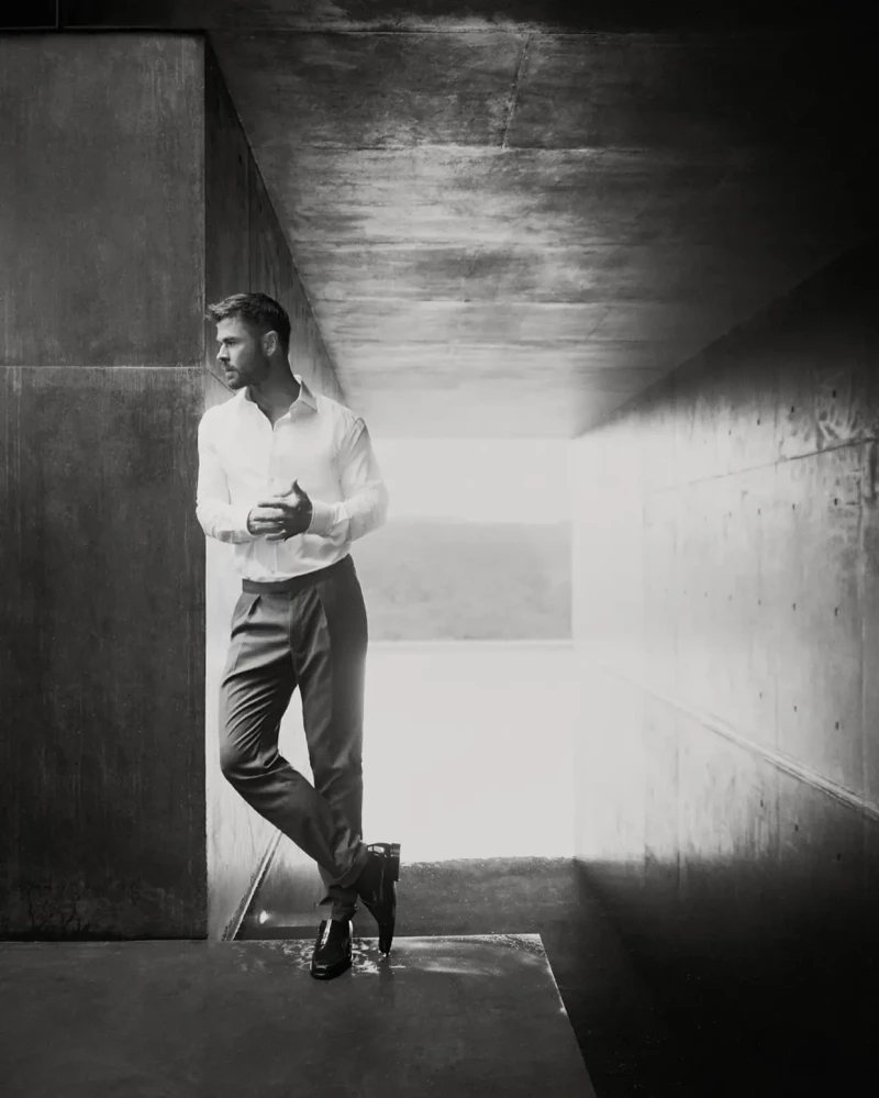 Chris Hemsworth posando para la marca de ropa Emidio Tucci