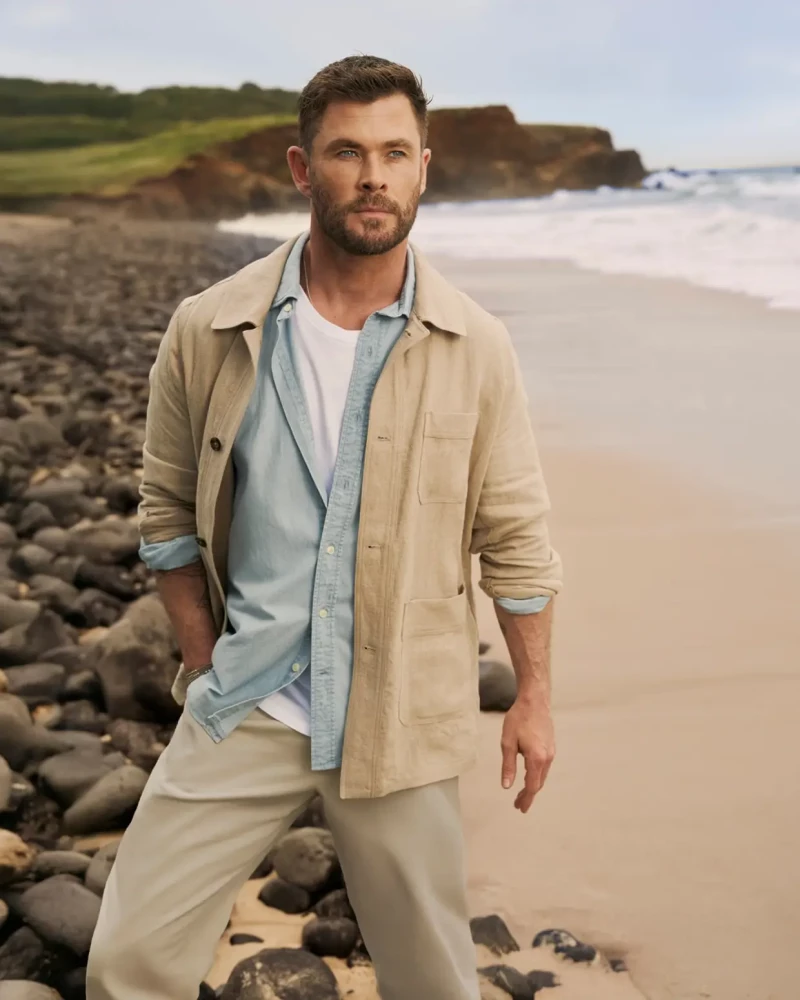 Chris Hemsworth posando para la marca de ropa Emidio Tucci