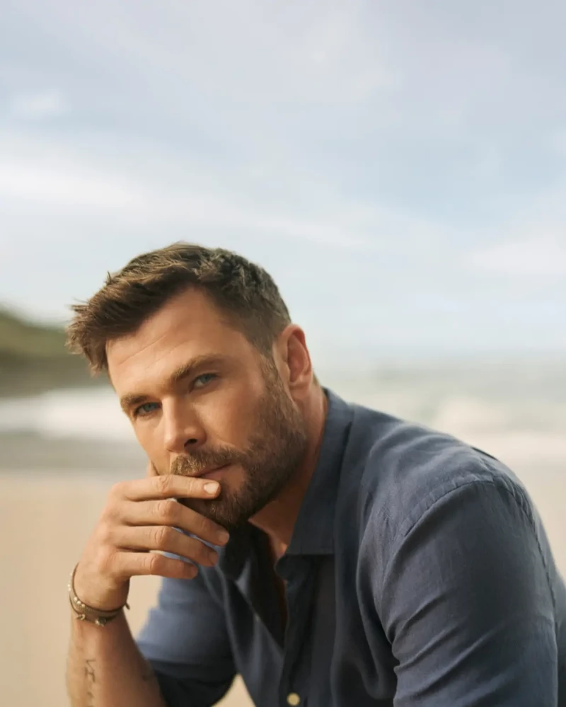 Chris Hemsworth posando para la marca de ropa Emidio Tucci
