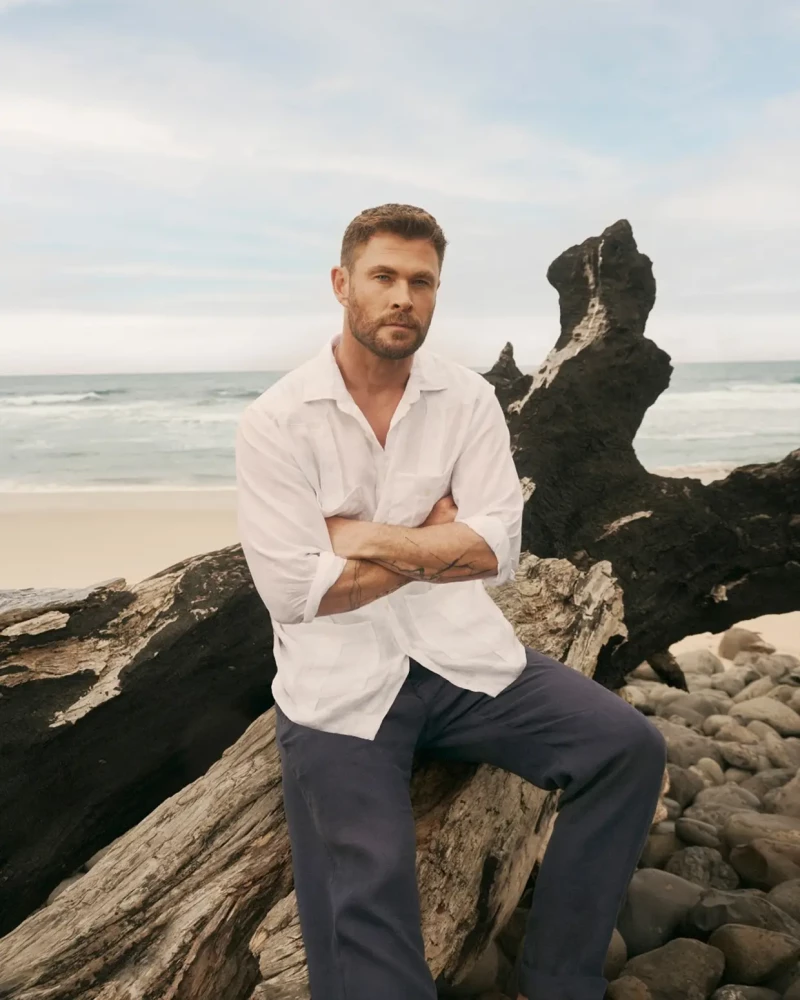 Chris Hemsworth posando para la marca de ropa Emidio Tucci