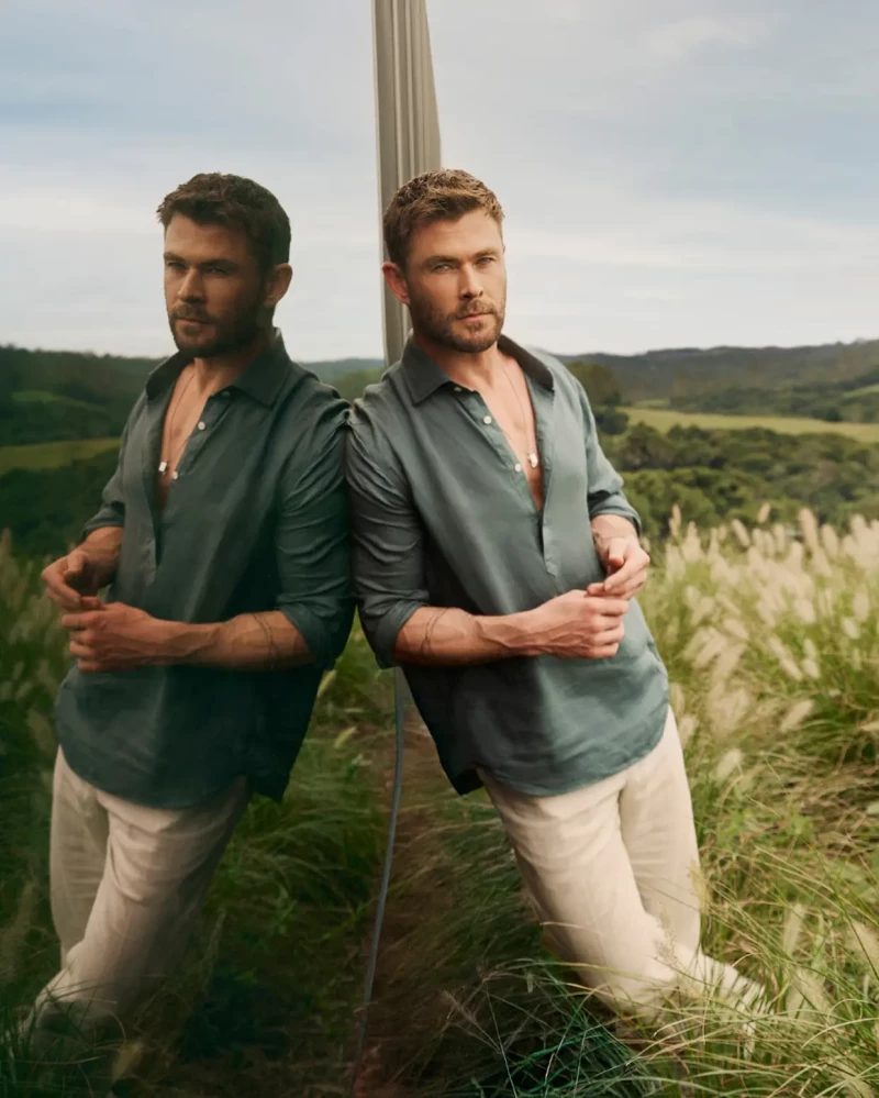 Chris Hemsworth posando para la marca de ropa Emidio Tucci