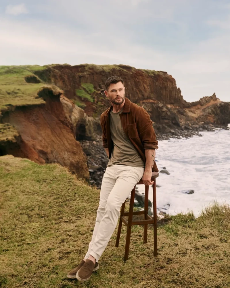 Chris Hemsworth posando para la marca de ropa Emidio Tucci