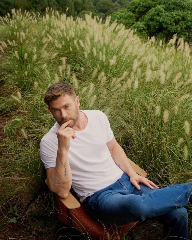 Chris Hemsworth posando para la marca de ropa Emidio Tucci
