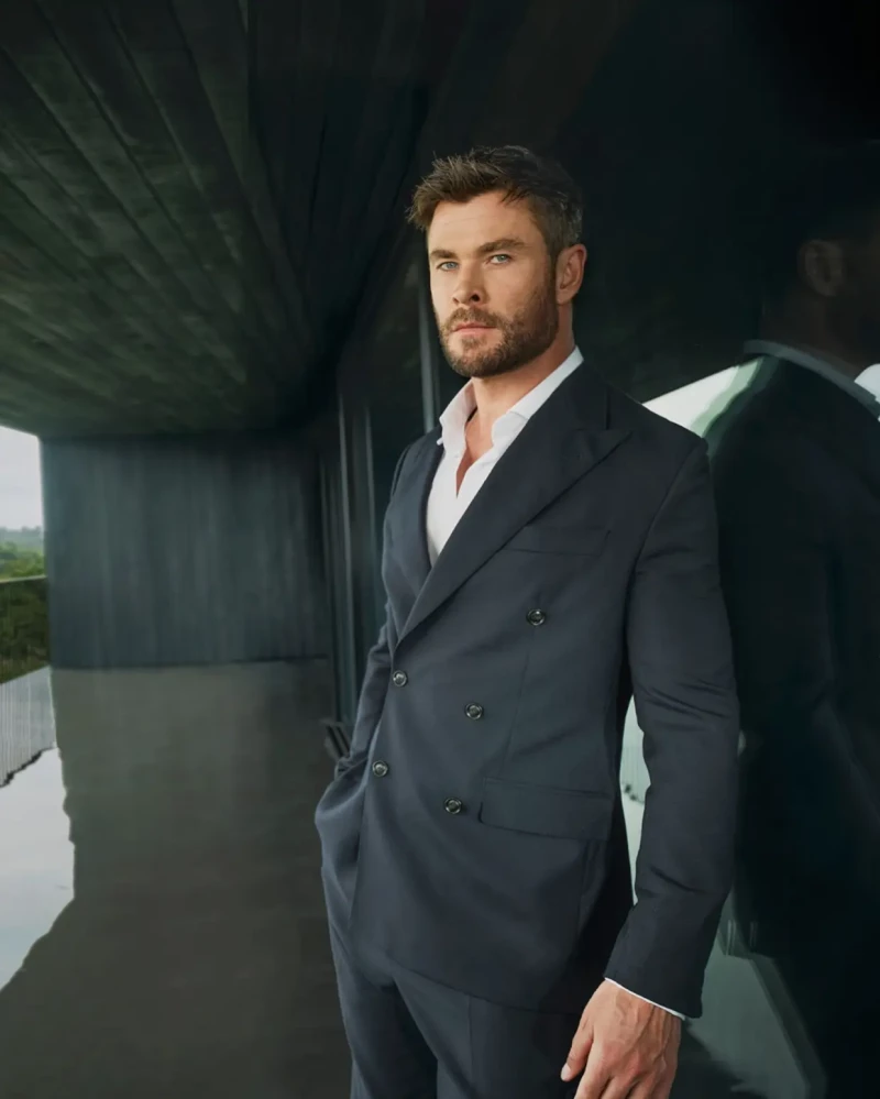 Chris Hemsworth posando para la marca de ropa Emidio Tucci