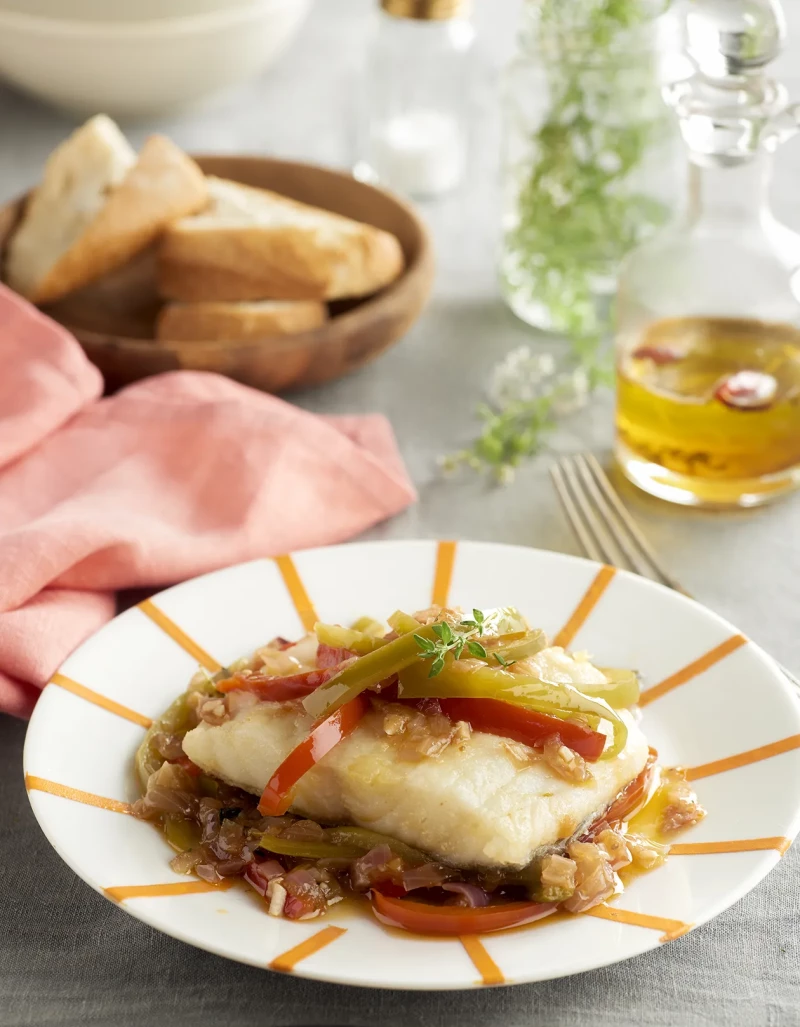 Bacalao encebollado con almendras y tomillo