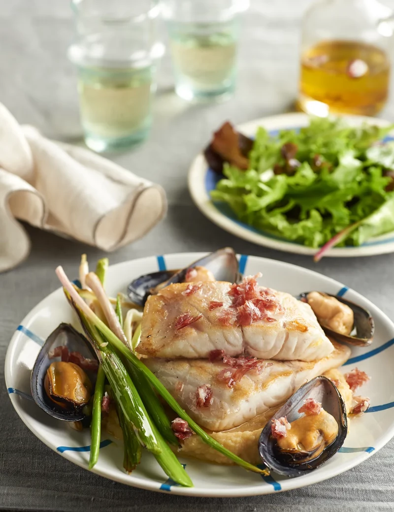Filetes de lubina sobre crema de garbanzos con mejillones