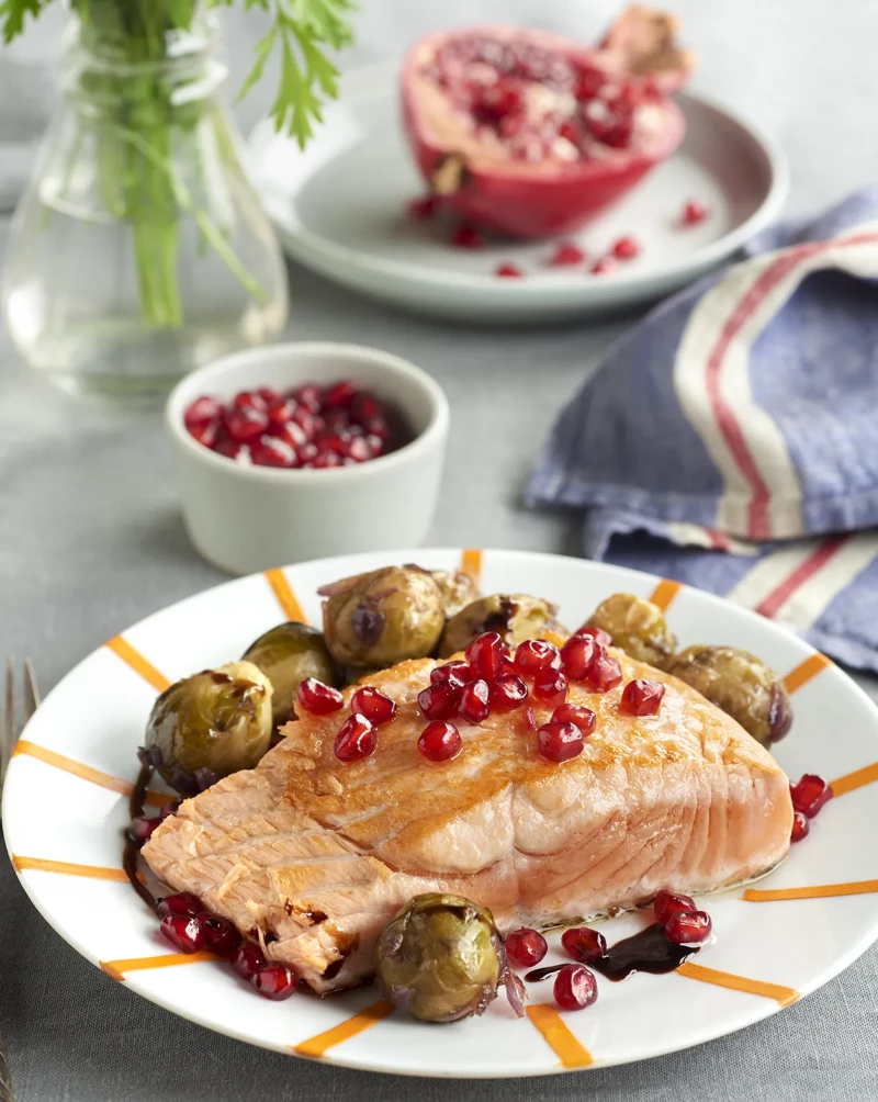 Salmón con coles de Bruselas y granada