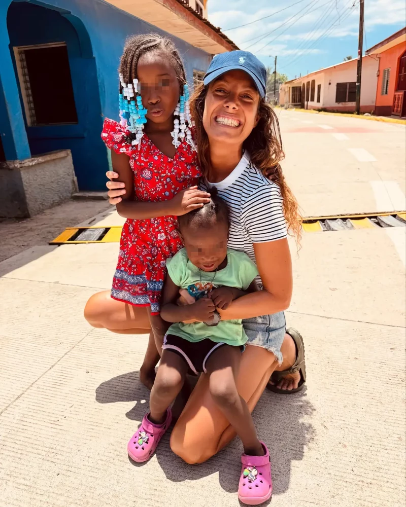 Laura Madrueño posa abrazando a unas niñas en Honduras.