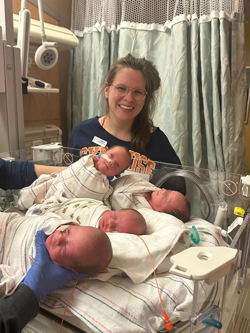 Madre de los cuatrillizos con sus bebés en un hospital