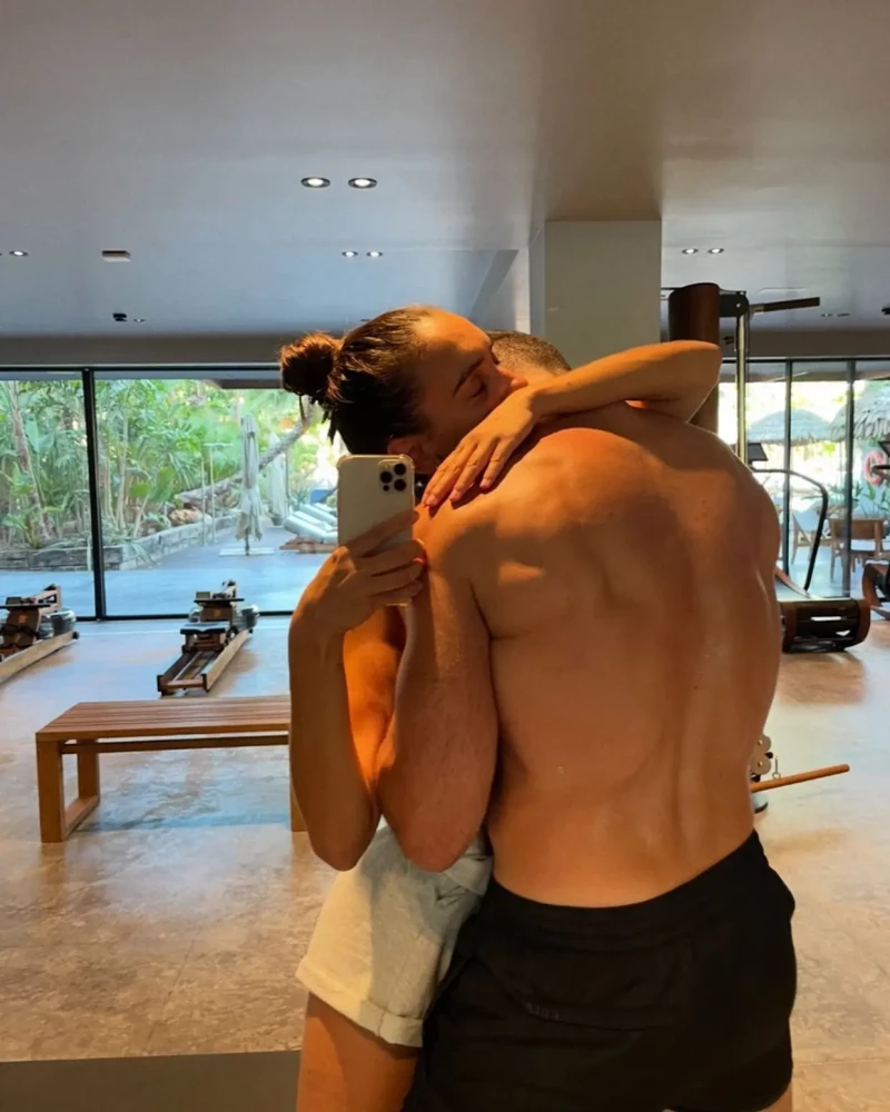 Miguel Ángel Silvestre y Rebeca Toribio abrazados.