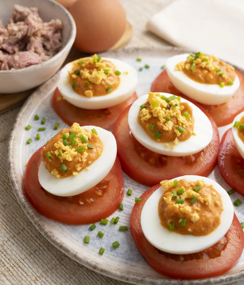 Huevos rellenos de bonito