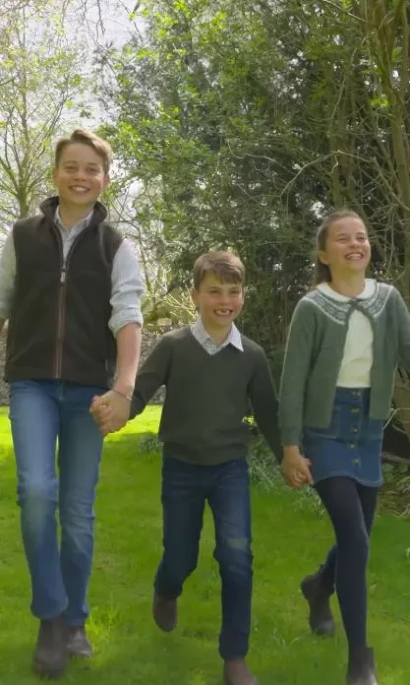 El príncipe George en su 12º cumpleaños con sus hermanos.