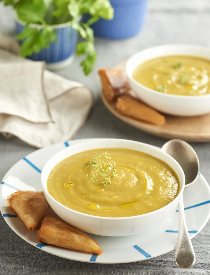 Crema de verduras con bricks de jamón y queso