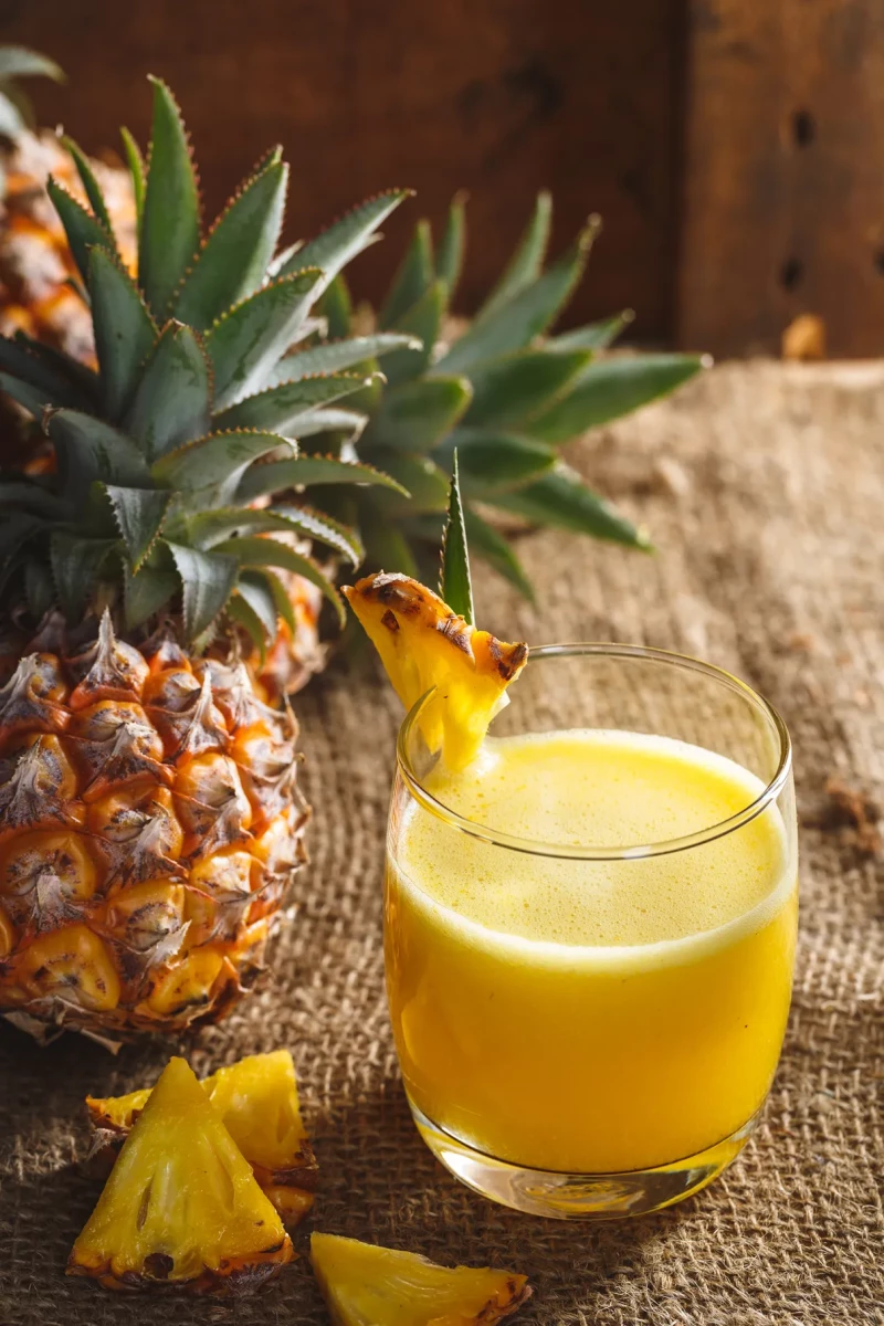 Zumo detox de piña, jengibre y pepino servido en vaso