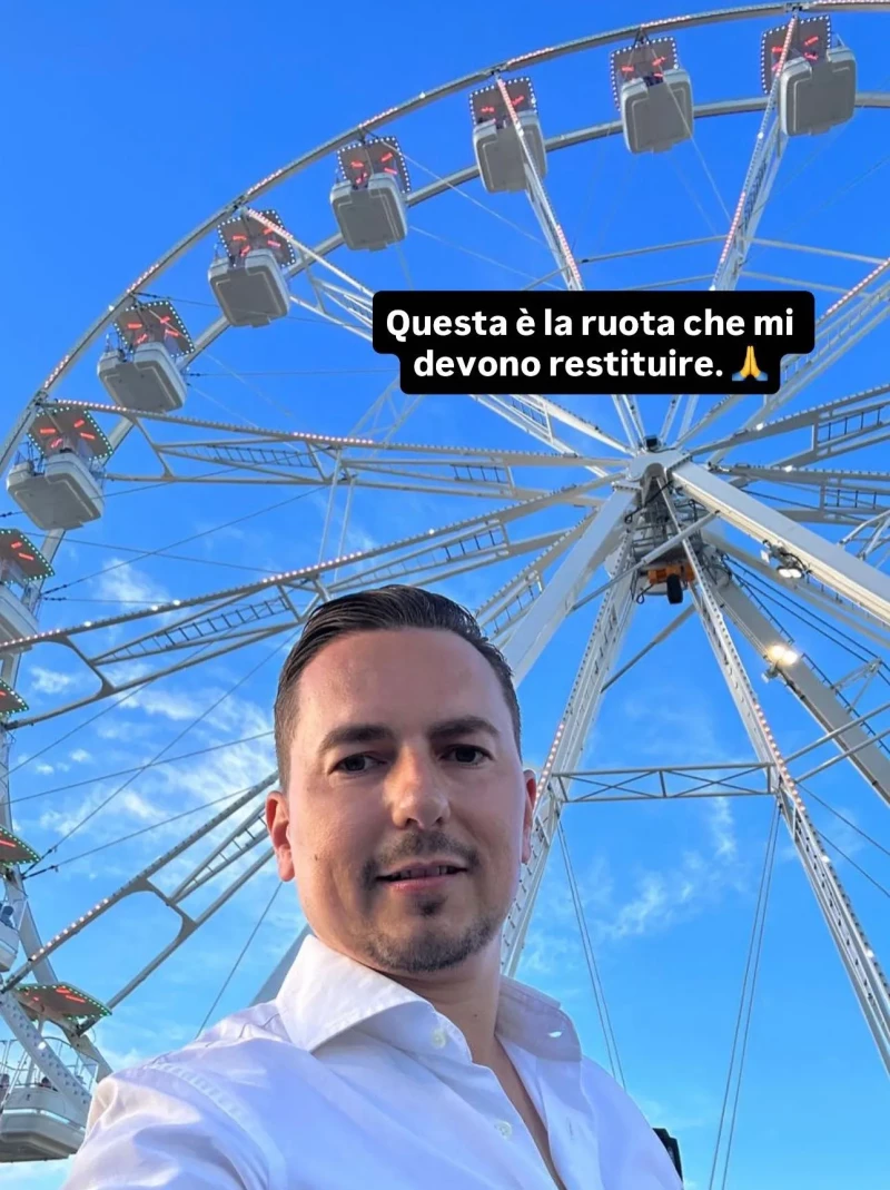 Jorge Lorenzo posando con su noria.
