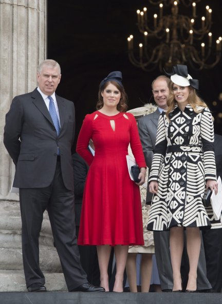 Andrés de Inglaterra con su hija Eugenia (de rojo) y Beatriz en una reciente celebración familiar.