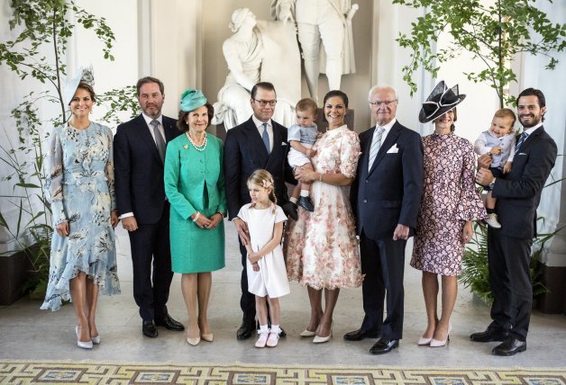 Victoria y Daniel, en el centro, acompañados por los reyes de Suecia. A la izqda. de la foto, la princesa Magdalena y su esposo y, a la dcha., el hermano de ésta, Carlos Felipe, con su mujer, Sofia, de quien espera su segundo hijo.