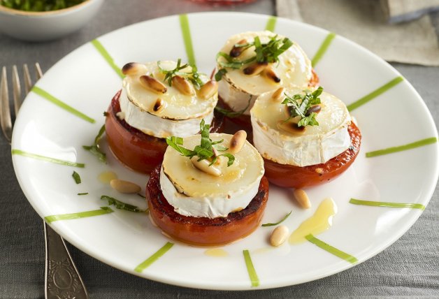 Tomates con medallones de queso de cabra y albahaca. 