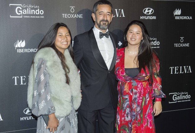 Cavadas, muy bien acompañado por sus dos hijas en la entrega de los premios «T».