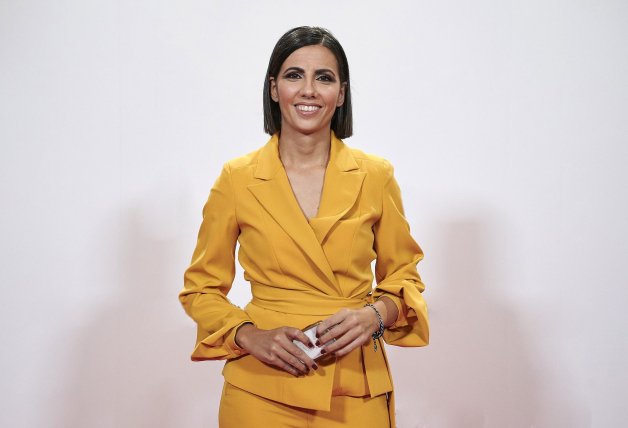 Desafiando a la mala suerte, Ana se vistió de amarillo para presentar la nueva temporada de su programa.