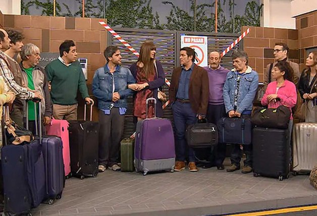 Imagen del elenco de 'La que se avecina' a las puertas de la urbanización donde han compartido proyecto durante 13 años.