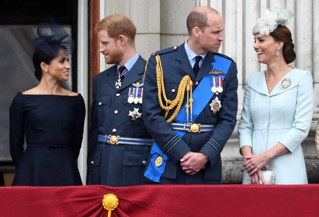 Harry y Guillermo, con sus respectivas esposas, en el balcón del palacio de Buckingham.