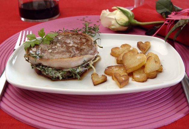 “Tournedó” a las finas hierbas con patatas corazón