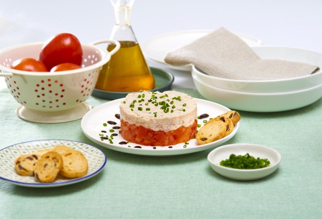 Tartar de tomate con rillette de atún 