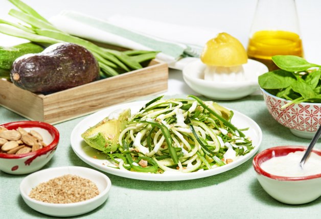 Ensalada de calabacines y judías verdes con almendras y salsa de yogur