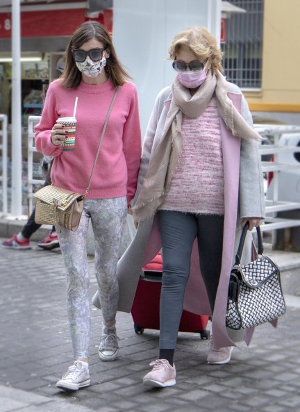 La colaboradora televisiva acudiendo al hospital junto a su hija. 